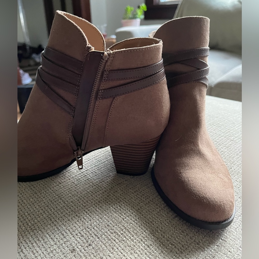 Size 8. Tan/brown booties with zipper